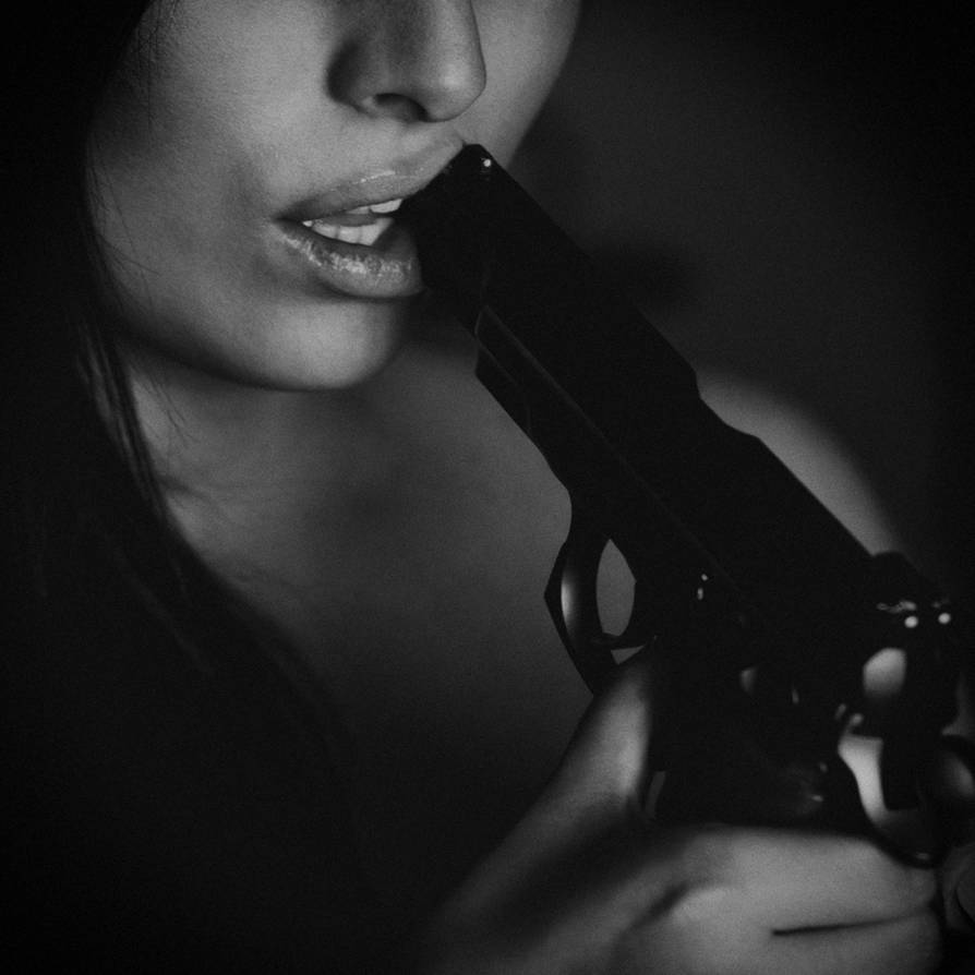 В глотку револьвер песня. Девушка с пистолетом. Девушка с пистолетом во рту. Девушка с пистолетом ворту. Девушка с пистолетом черно белая.
