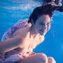 Femme s'amusant sous l'eau