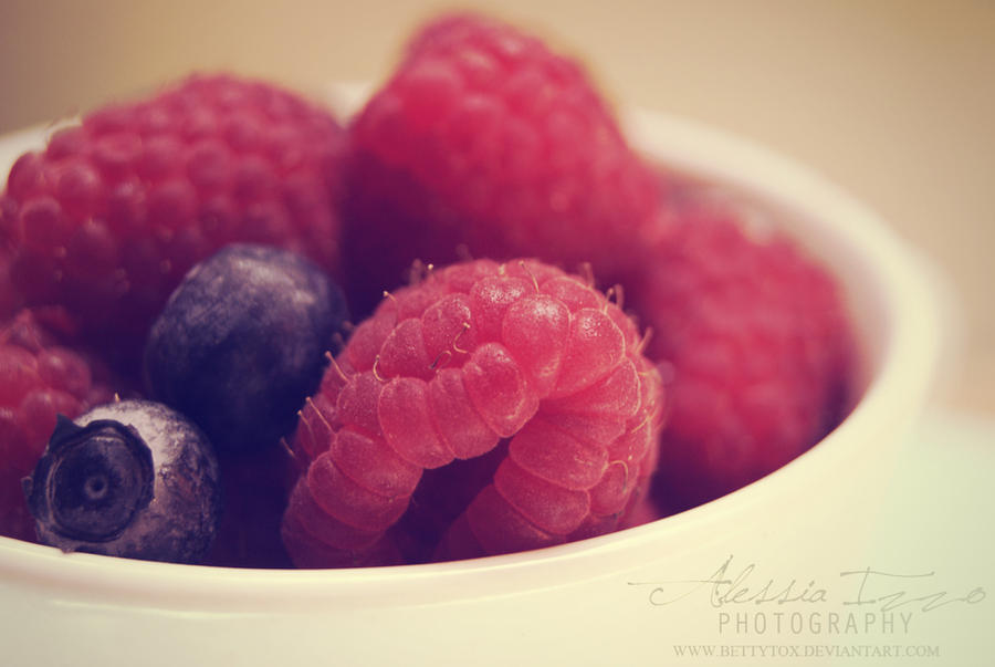 Berries. by Alessia-Izzo