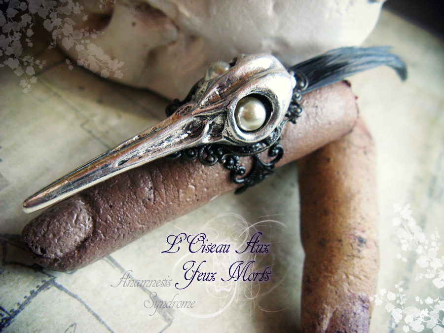 L'oiseau Aux Yeux Morts, another goth ring