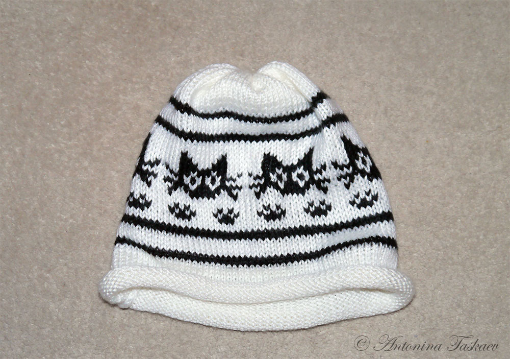 Knitted hat with black cats