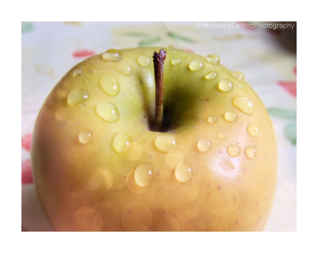 Water drops on the apple