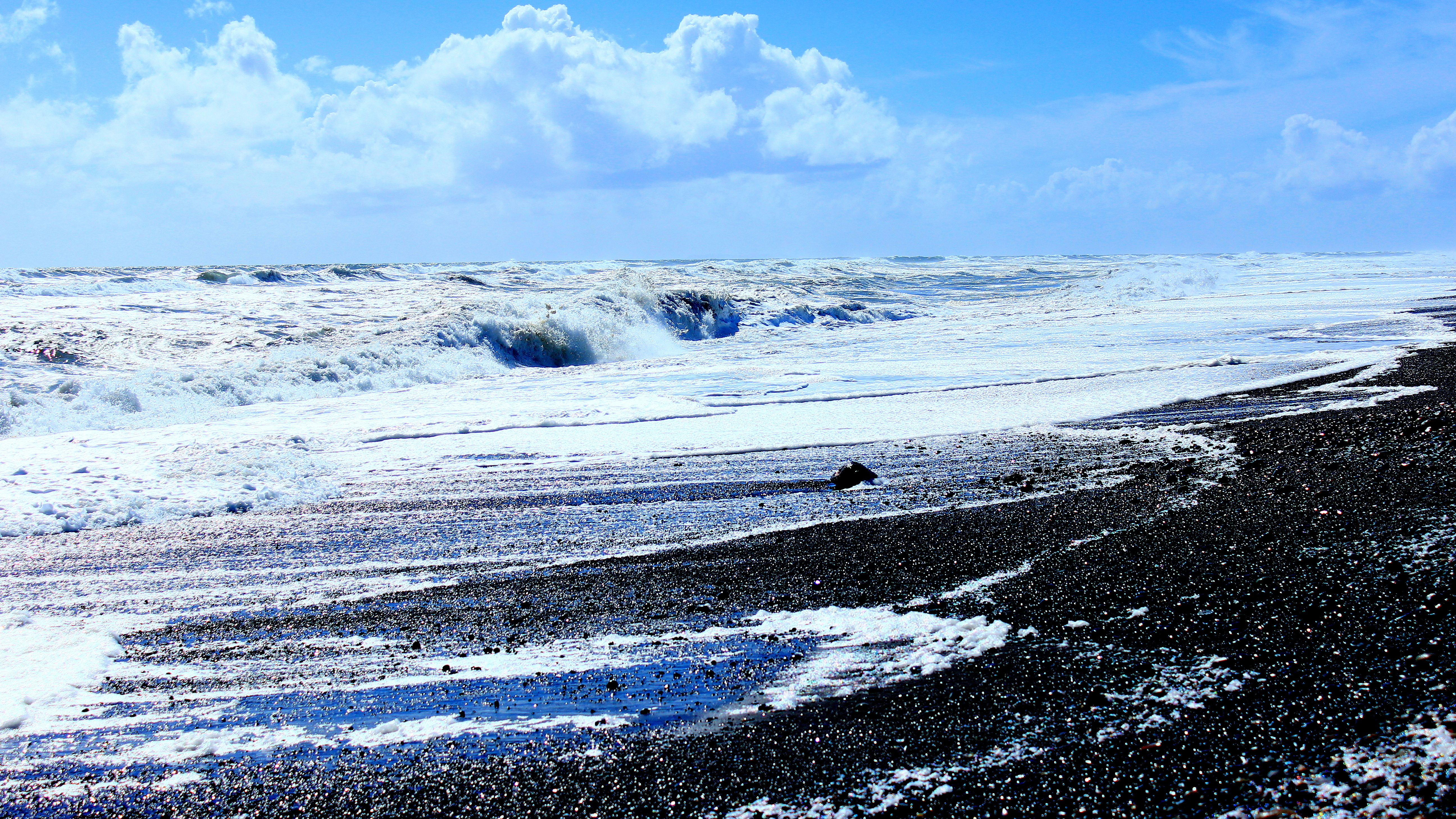 Playa brava de Puerto Saavedra Chile.