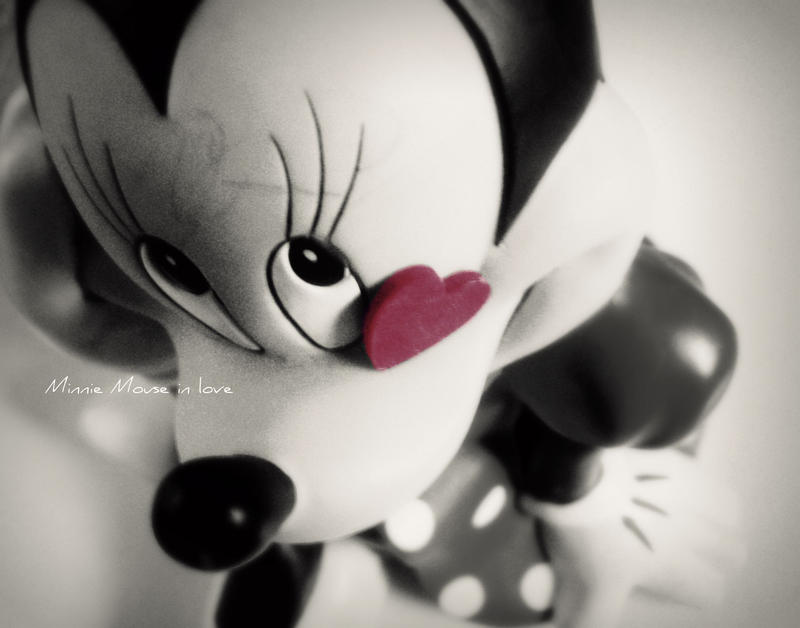 Minnie Mouse in love