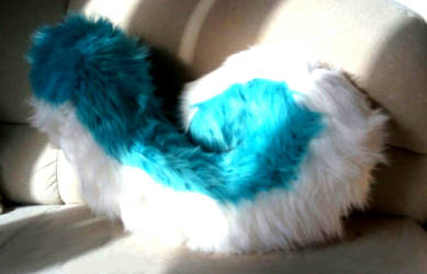 [Gift]  White and turquoise Husky tail by Menevoreth