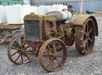 Rusty Tractor 02 - front/side