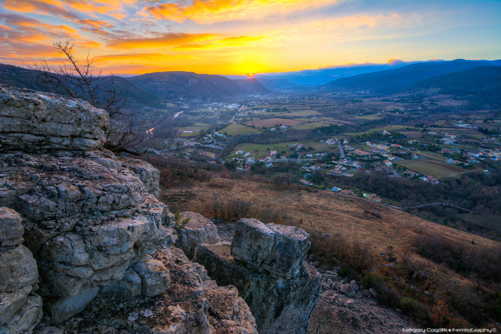 Ouveze's Valley by FemtoGraphy