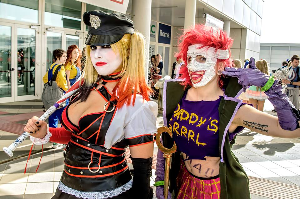 HARLEY QUINN an DUELA DENT COSPLAY