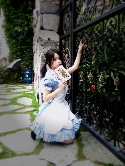 Alice in Her Wonderland01