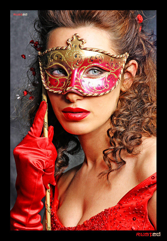 девушка на маскараде новый год. новогодний маскарад. женщина в карнавальной маске. девушка в маске. девушка в новогодней маске.