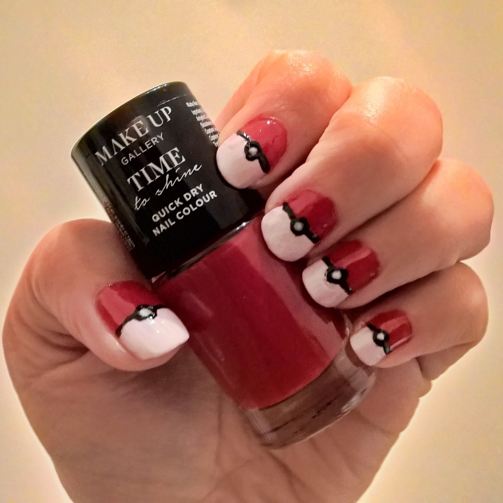 Poke ball Nail Art