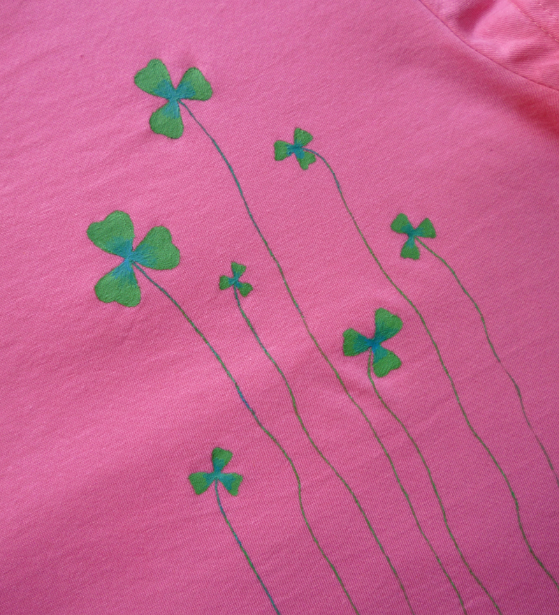 Clovers en camiseta rosa