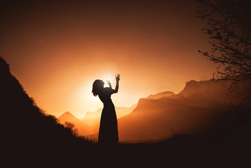 Following the sun by Julieoftheworldtree