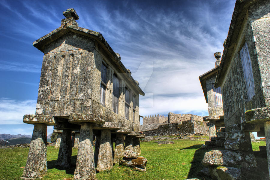 Lindoso granaries and the castle