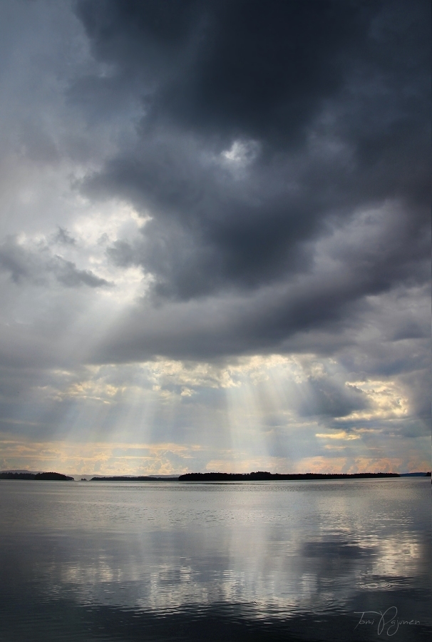 Light rays on a lake by Pajunen