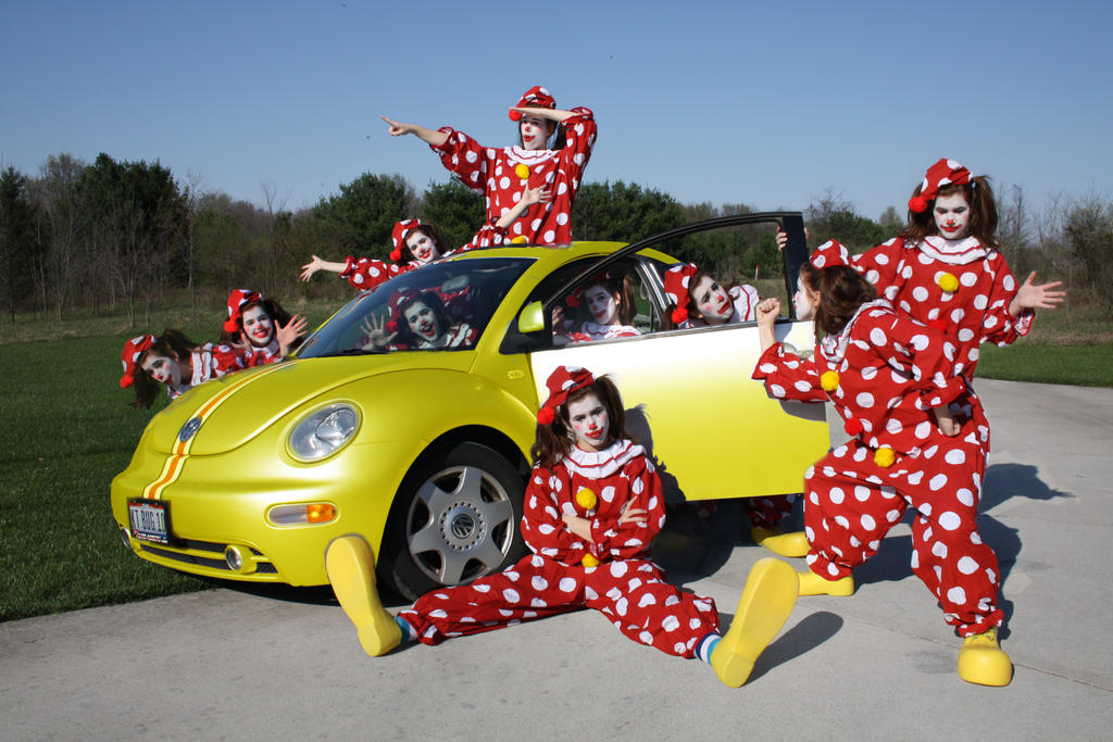 Выход клоуна 5. Машина «клоун». Клоунская машина. Клоуны в маленькой машинке. Клонюуны в маленькой машинк.