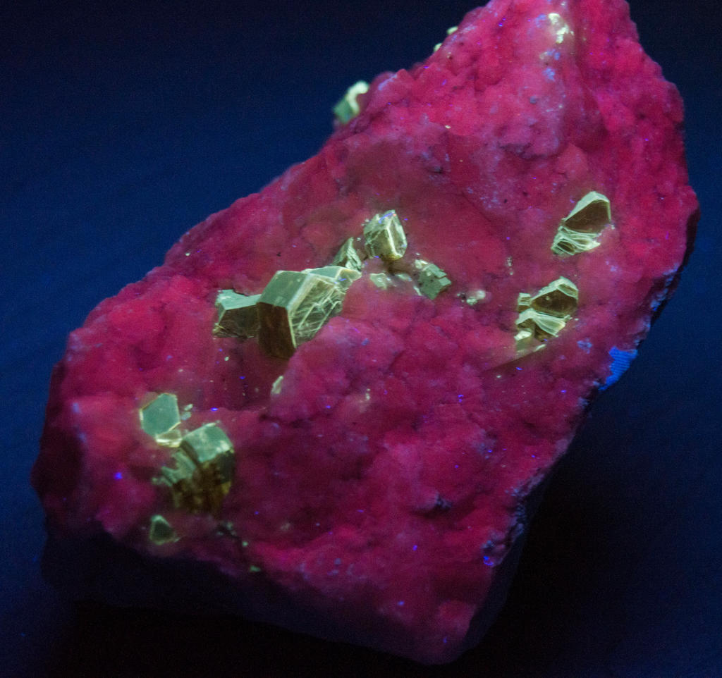 Fluorescent Phlogopite