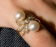 Ring with pearls