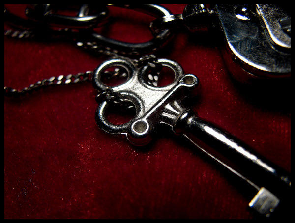 Key черный. Черный ключ. Красивый ключ в руке. Красивый черный ключ. Красивый черный ключик.