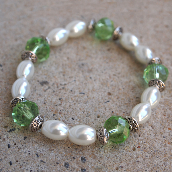 Green and Pearl White Bead Bracelet by ariaoftherain