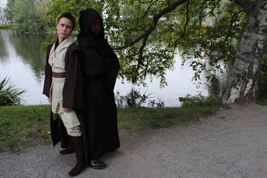 Young Obi-Wan Kenobi and Darth Maul cosplay