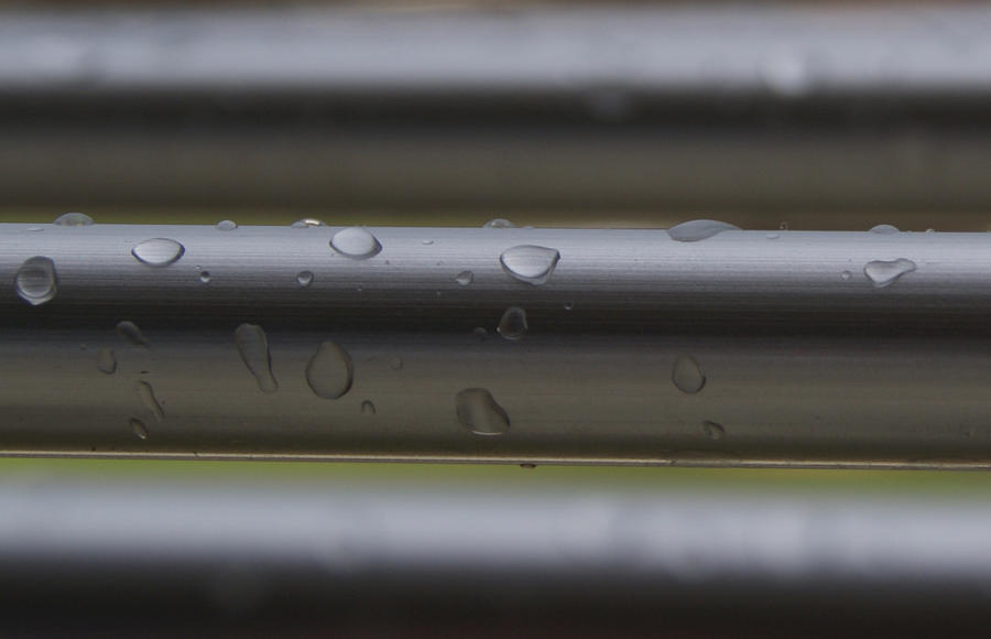 Gotas de lluvia sobre tubo