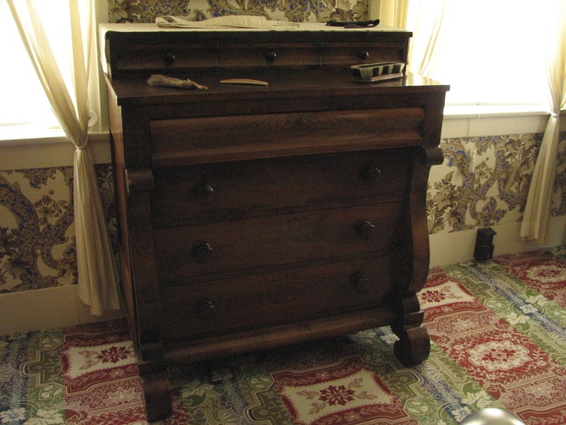 Cabinet dresser thing.