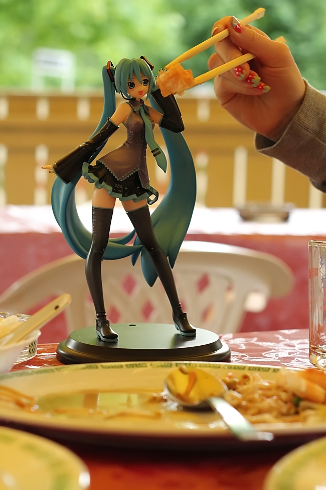 Miku Hatsune Eats Chinese food