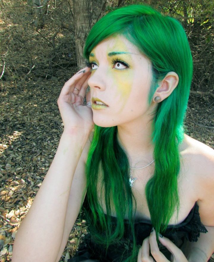 Leda- Green Hair