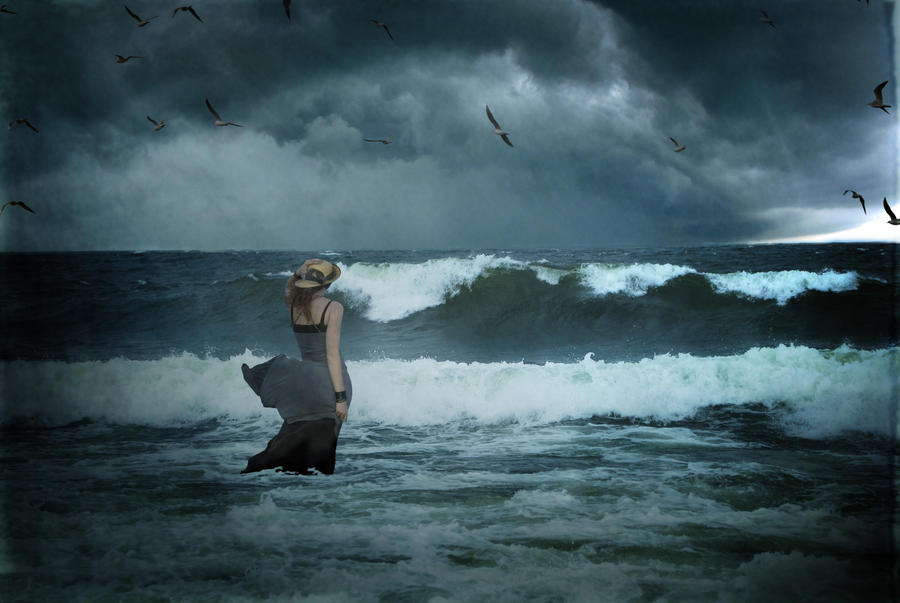 Дул влажный ветер с залива. Бушующее море и человек. Море шторм. Бурное море. Девушка море шторм.