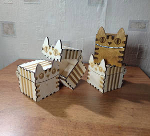 Toothy biting kitty boxes