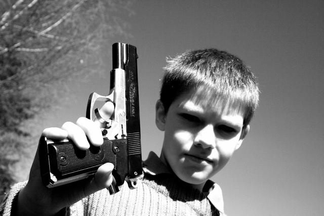 Подросток бандит. Бандит с пистолетом. Пацан с пистолетом. Хулиган с пистолетом. Бандит с револьвером.