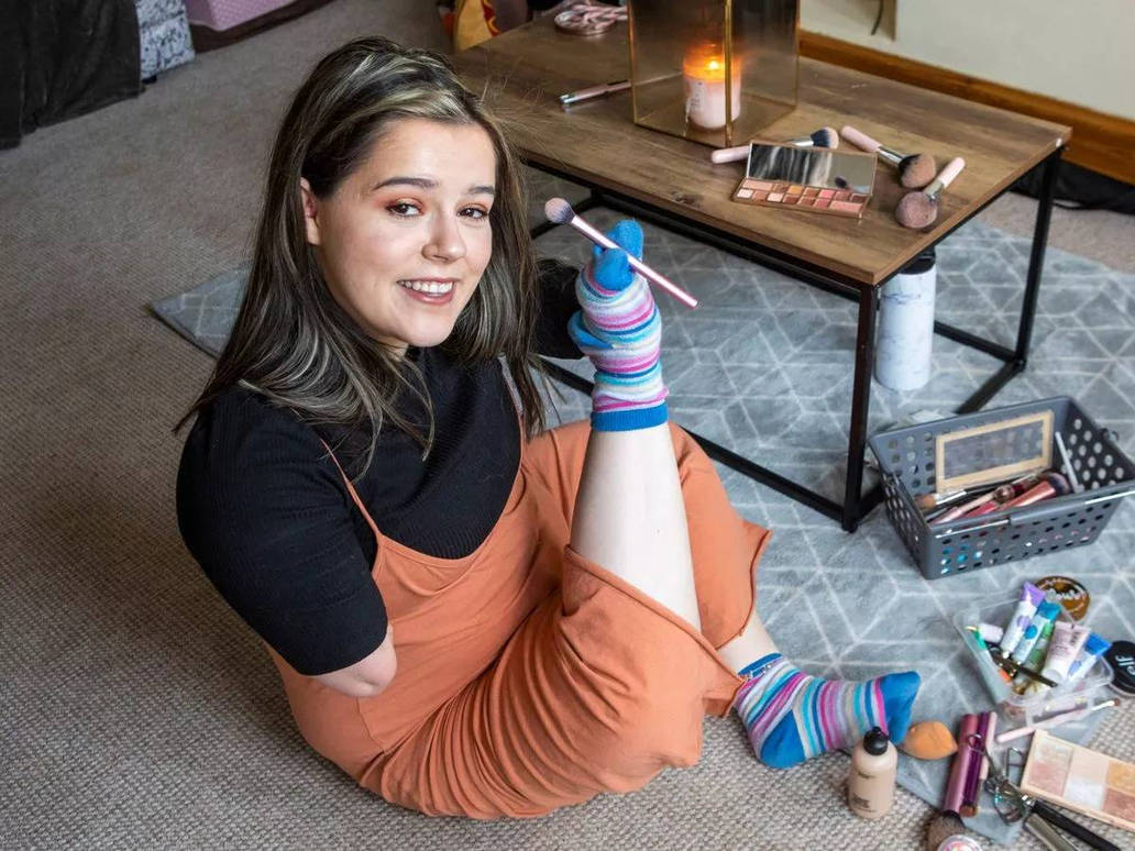 Armless actress by claywell on DeviantArt