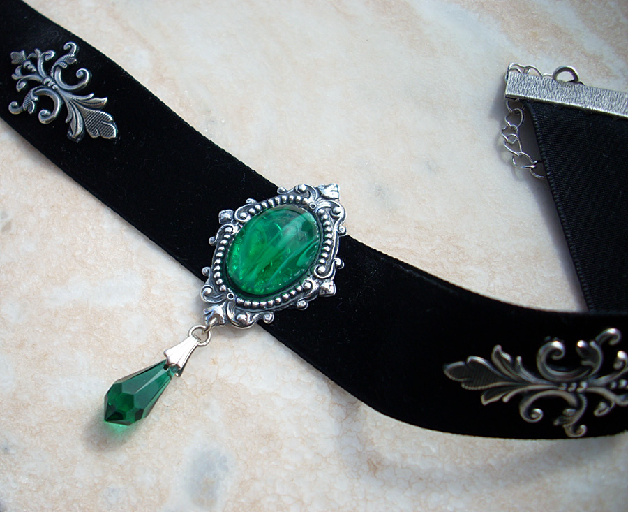 Black Velvet Choker - Emerald by Aranwen