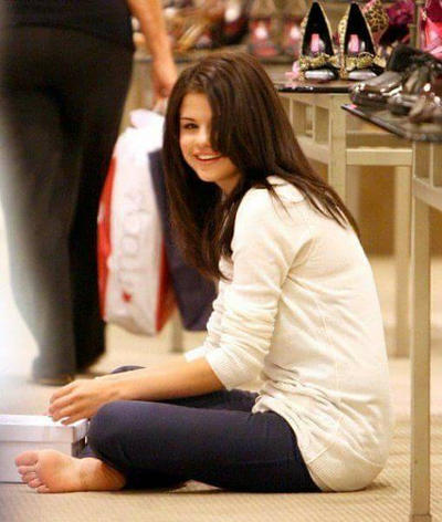 Selena Gomez y Feet By Yanks129 On DeviantArt selena-gomez-y-feet-by-yanks129-on-deviantart
