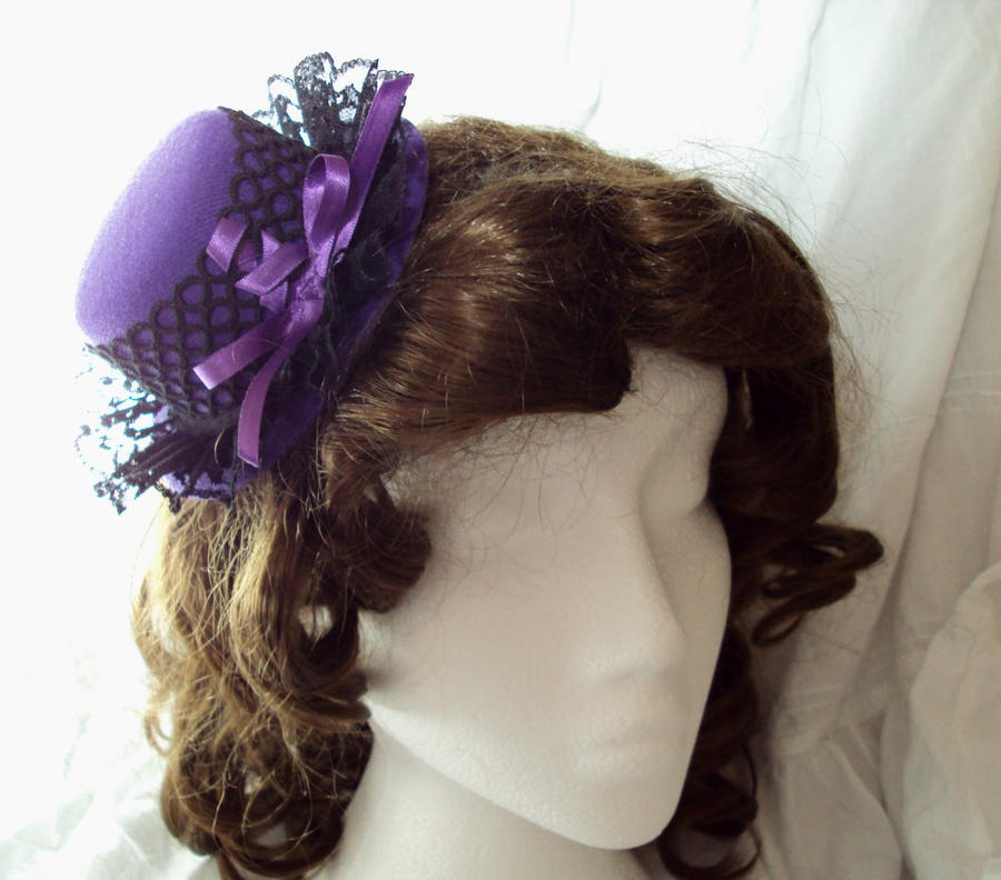 Viola gothic mini top hat