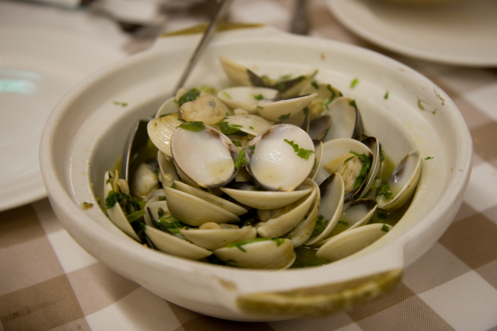 Steamed cockles at A Lorcha