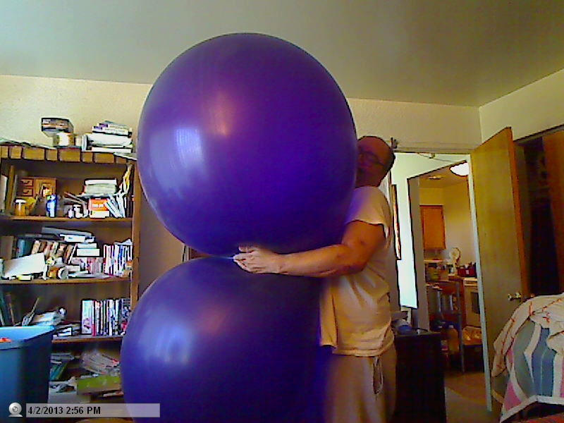Balloon popping girls. Looner Balloon. Giant Balloon b2p. Big Balloon Pop. Giant Balloon sit Pop Looner.
