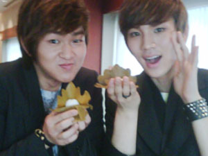 Onew and Key 28 Apr 2010