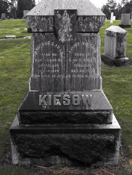 Headstone in disrepair 3