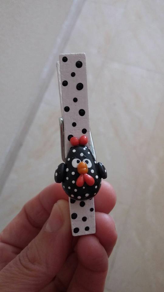 Decorates clothespin hen