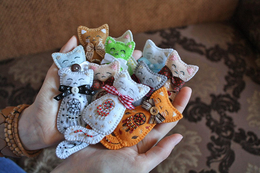 A bunch of kitten brooches by Ailinn-Lein