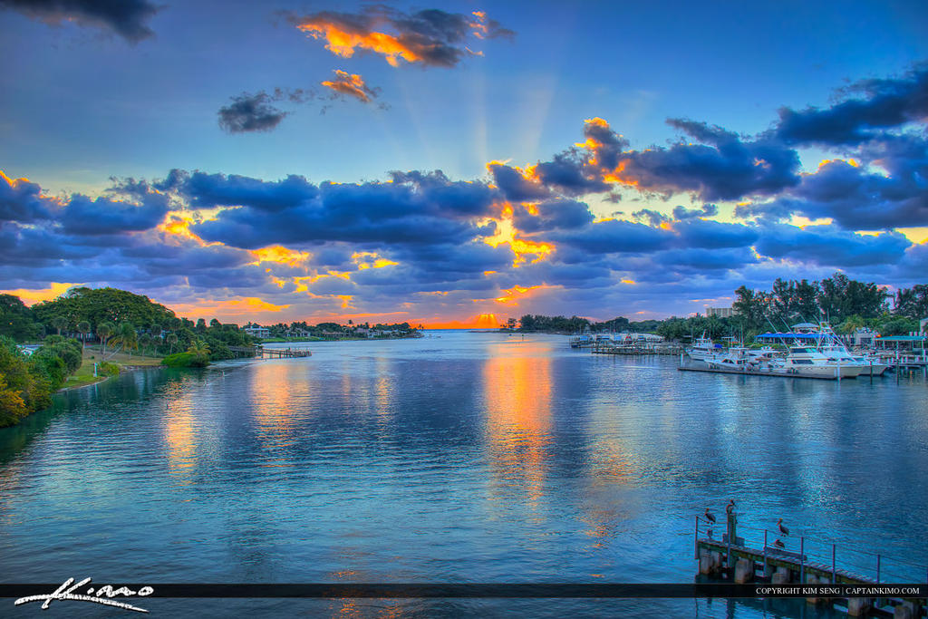 Jupiter-Inlet-Lighthouse-Over-Waterway-at-the-Jett