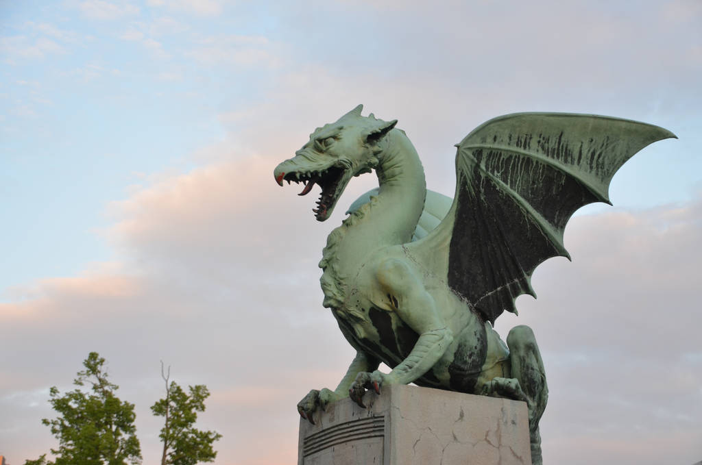 Dragon statue by Very-Free-Stock