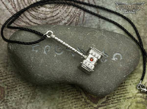 Pendant - Doomhammer (Polished Silver, Red Garnet)