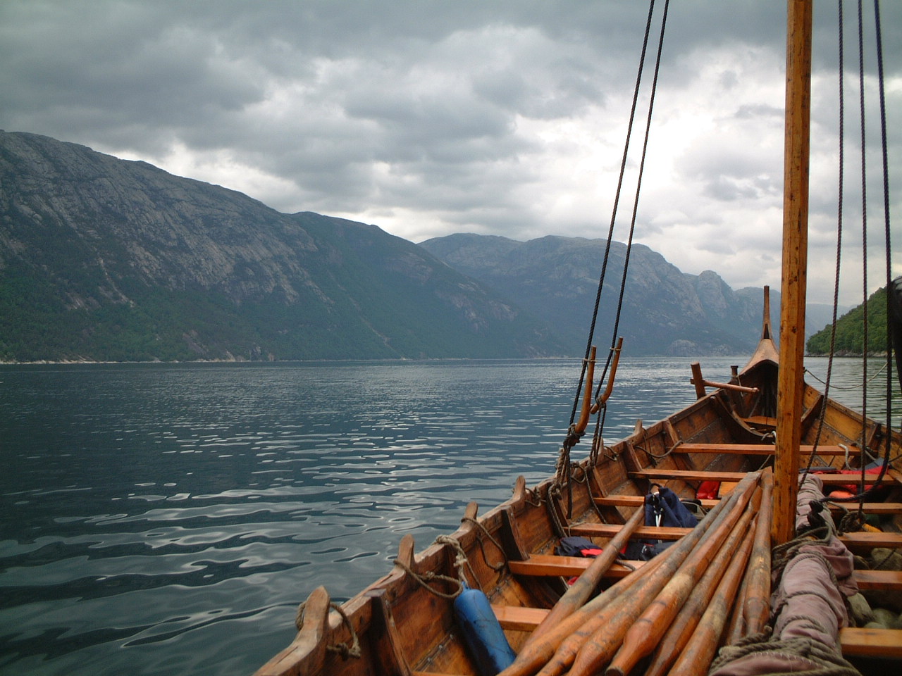 Lysefjorden on vikingboat 01