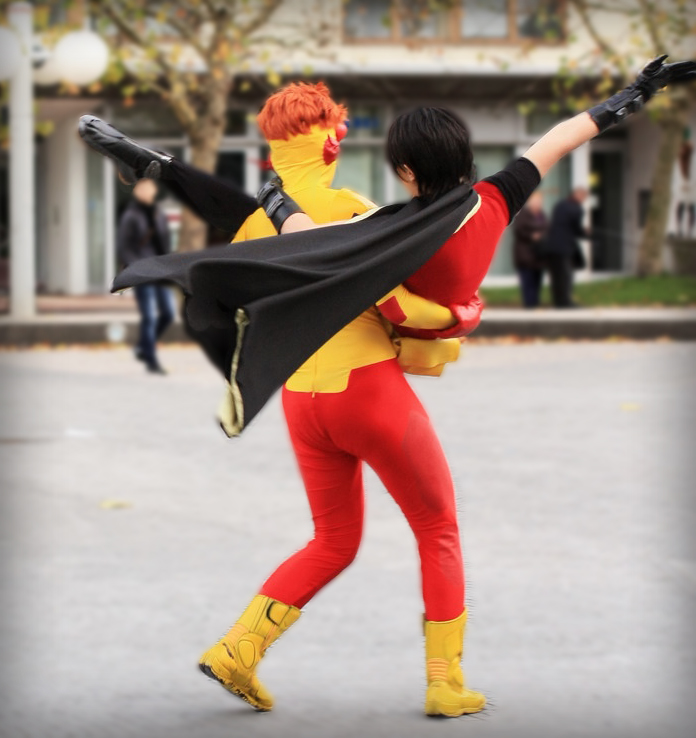 kid flash and Robin dancing