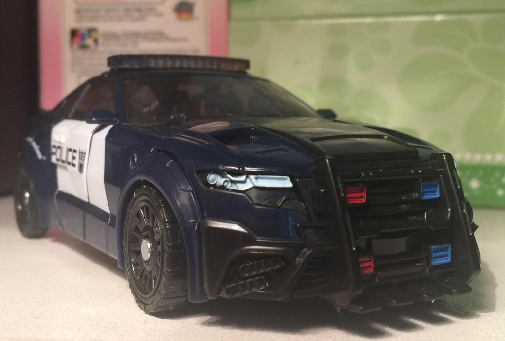 Premier Edition Deluxe Class Barricade