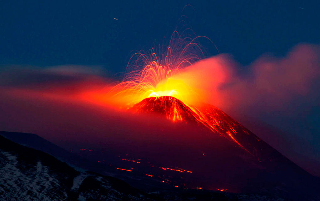 Действует ли вулкан этна. Вулкан Этна. Этна Сицилия. Извержение вулкана Этна. Извержение вулкана Этан.