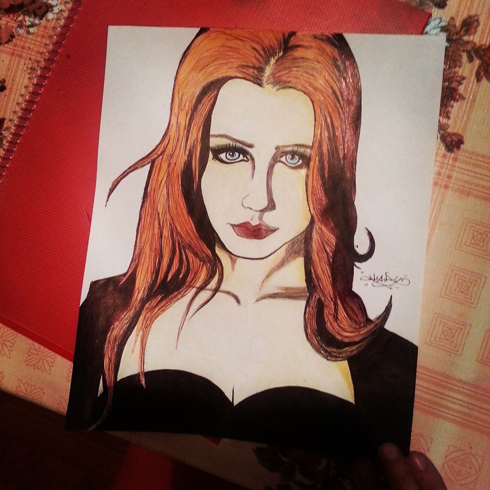 Simone Simons en birome negra y 3 lapices a color